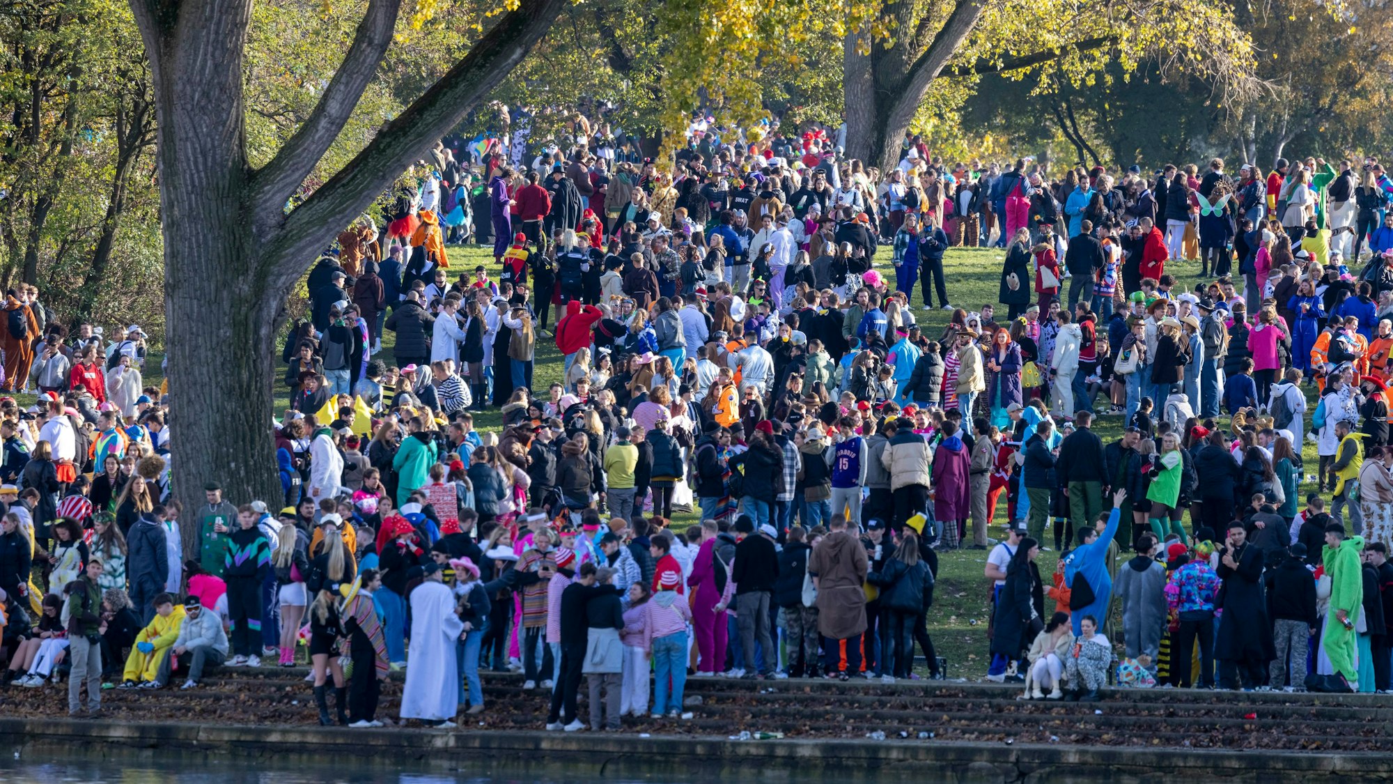 Auch der Park am Aachener Weiher füllte sich am Nachmittag schnell.
