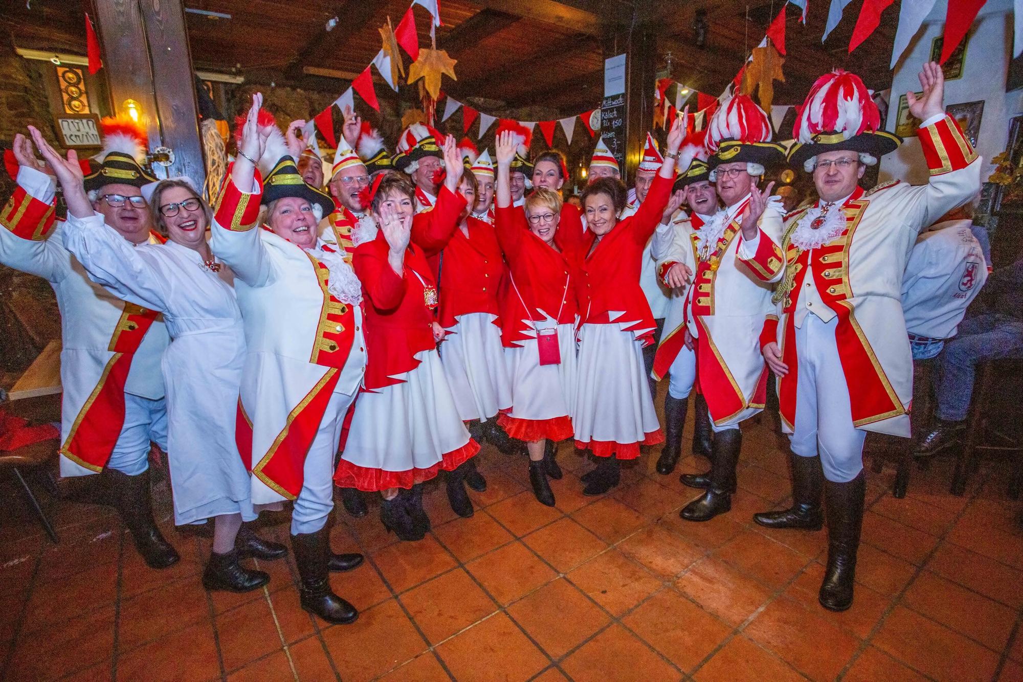 dbo - 17349, Wipperfürth, Marktplatz: Sessionseröffnung der KG Baulemann anno pief mit Funkentaufe & Ehrungen; anschl. Party in der Penne