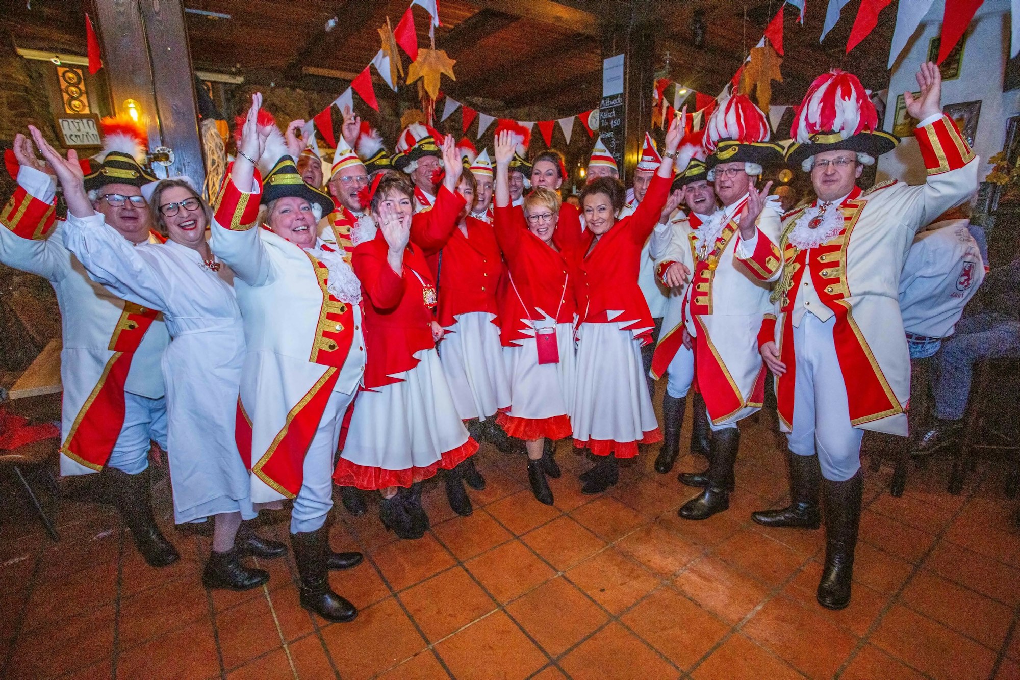 dbo - 17349, Wipperfürth, Marktplatz: Sessionseröffnung der KG Baulemann anno pief mit Funkentaufe & Ehrungen; anschl. Party in der Penne
