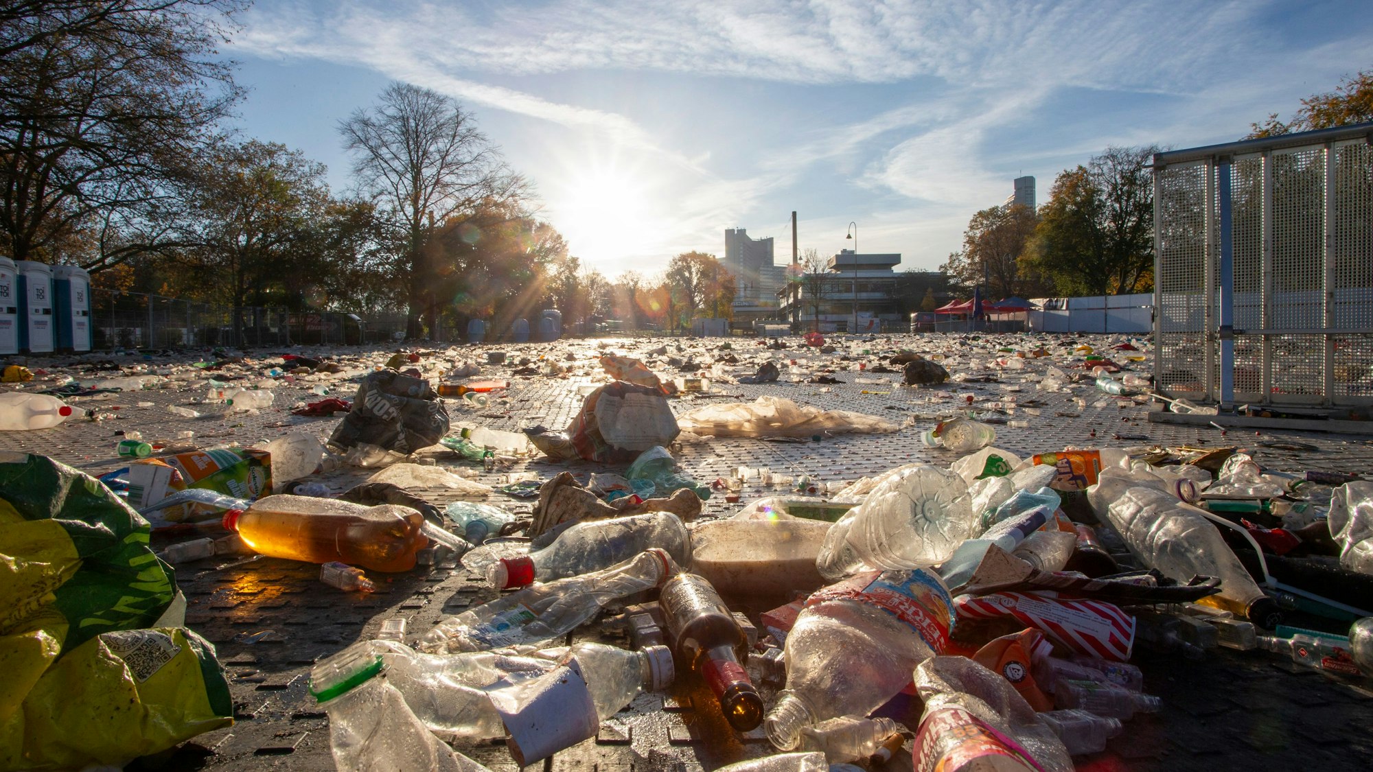 Karneval-Feiernde hinterließen große Mengen an Müll auf der Uniwiese.