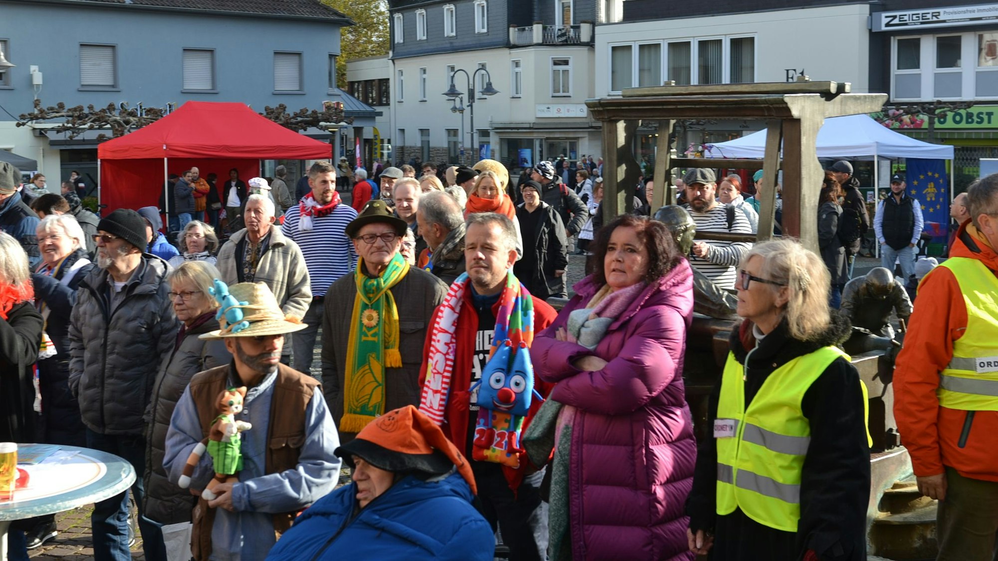 Auf dem Alten Markt sind zahlreiche Personen zu sehen, einige haben sich karnevalistisch verkleidet.