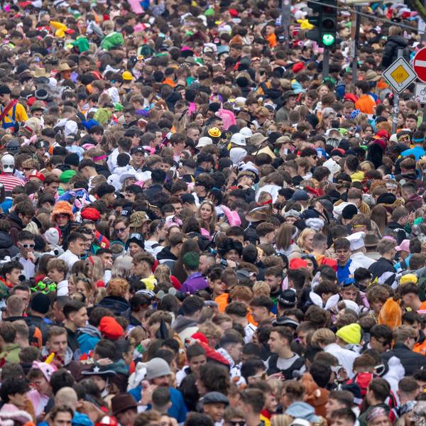 Kein Durchkommen: Bereits um 9.30 Uhr war die Zülpicher Straße zu großen Teilen voll.