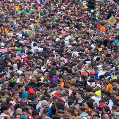 Kein Durchkommen: Bereits um 9.30 Uhr war die Zülpicher Straße zu großen Teilen voll.