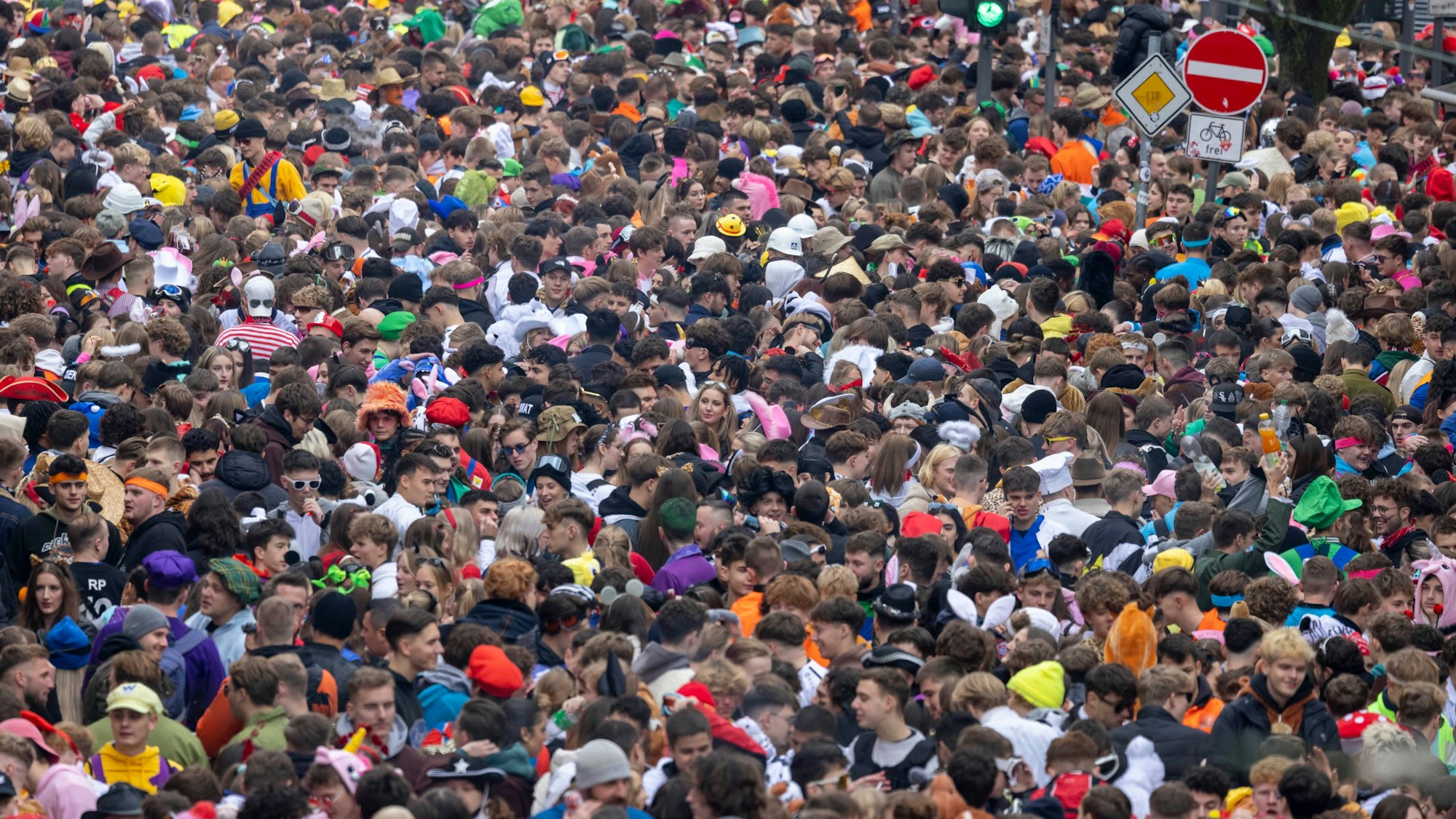 Kein Durchkommen: Bereits um 9.30 Uhr war die Zülpicher Straße zu großen Teilen voll.