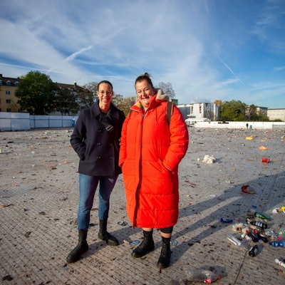 Die Kölner Gastronominnen Anna Heller (links) und Maureen Wolf am Sonntag auf der Entlastungsfläche an der Zülpicher Straße.