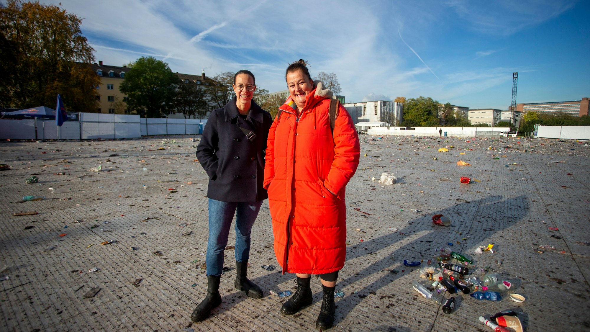 Die Kölner Gastronominnen Anna Heller (links) und Maureen Wolf am Sonntag auf der Entlastungsfläche an der Zülpicher Straße.