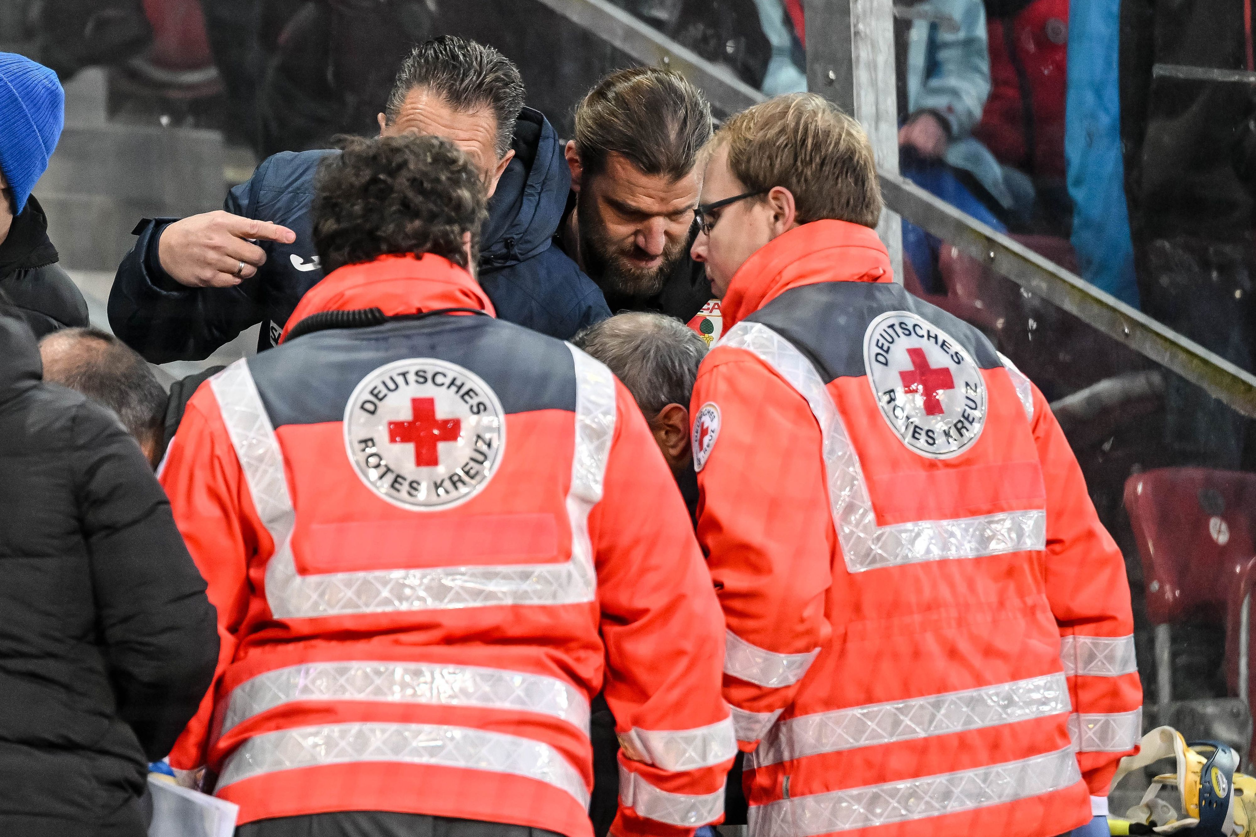 Ein Hoffenheim Fan muss nach einer Böllerexplosion behandelt werden.