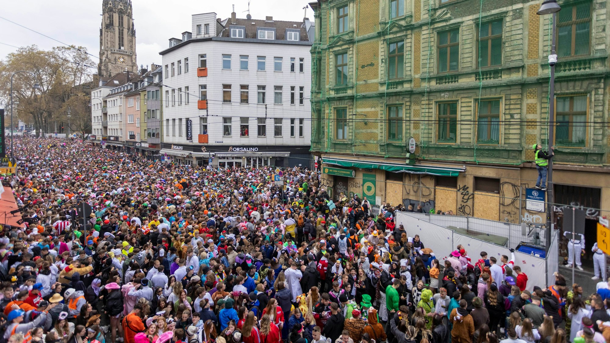 Blick auf die Zülpicher Straße kurz vor 11.11 Uhr.