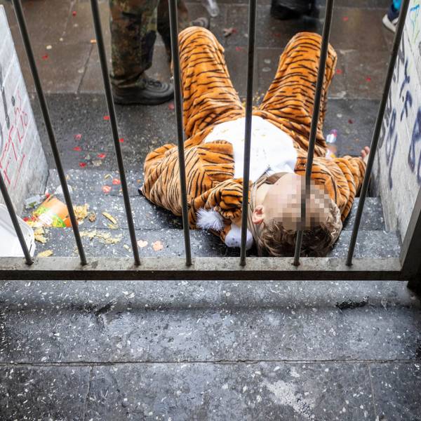 Erlegter Tiger: Für diesen jungen Mann war der Elfte Elfte alkoholbedingt bereits gegen 11.30 Uhr beendet.