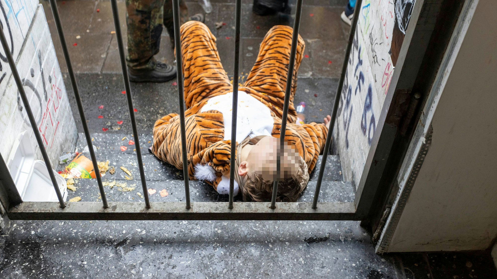 Erlegter Tiger: Für diesen jungen Mann war der Elfte Elfte alkoholbedingt bereits gegen 11.30 Uhr beendet.