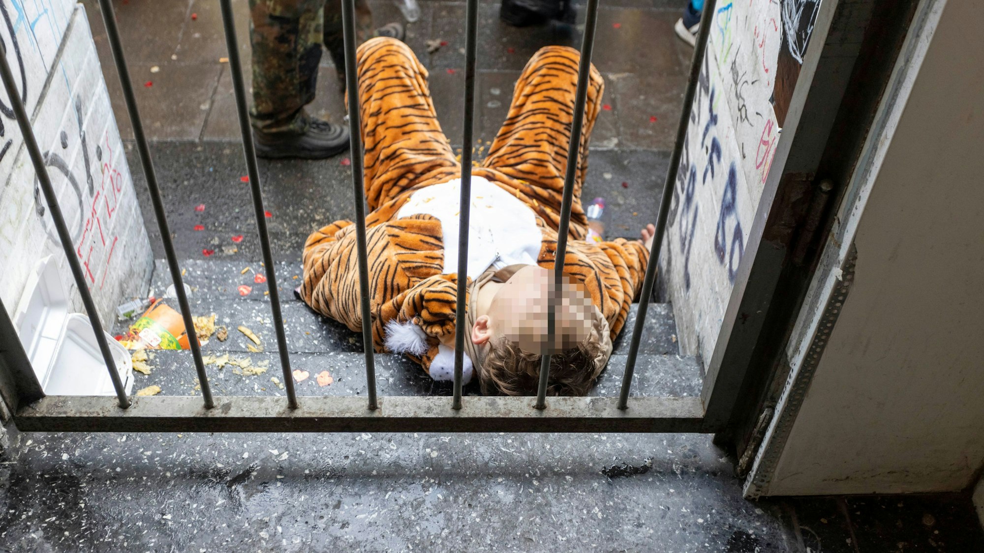 Erlegte Raubkatze: Ein junger Feiernder auf der Zülpicher Straße