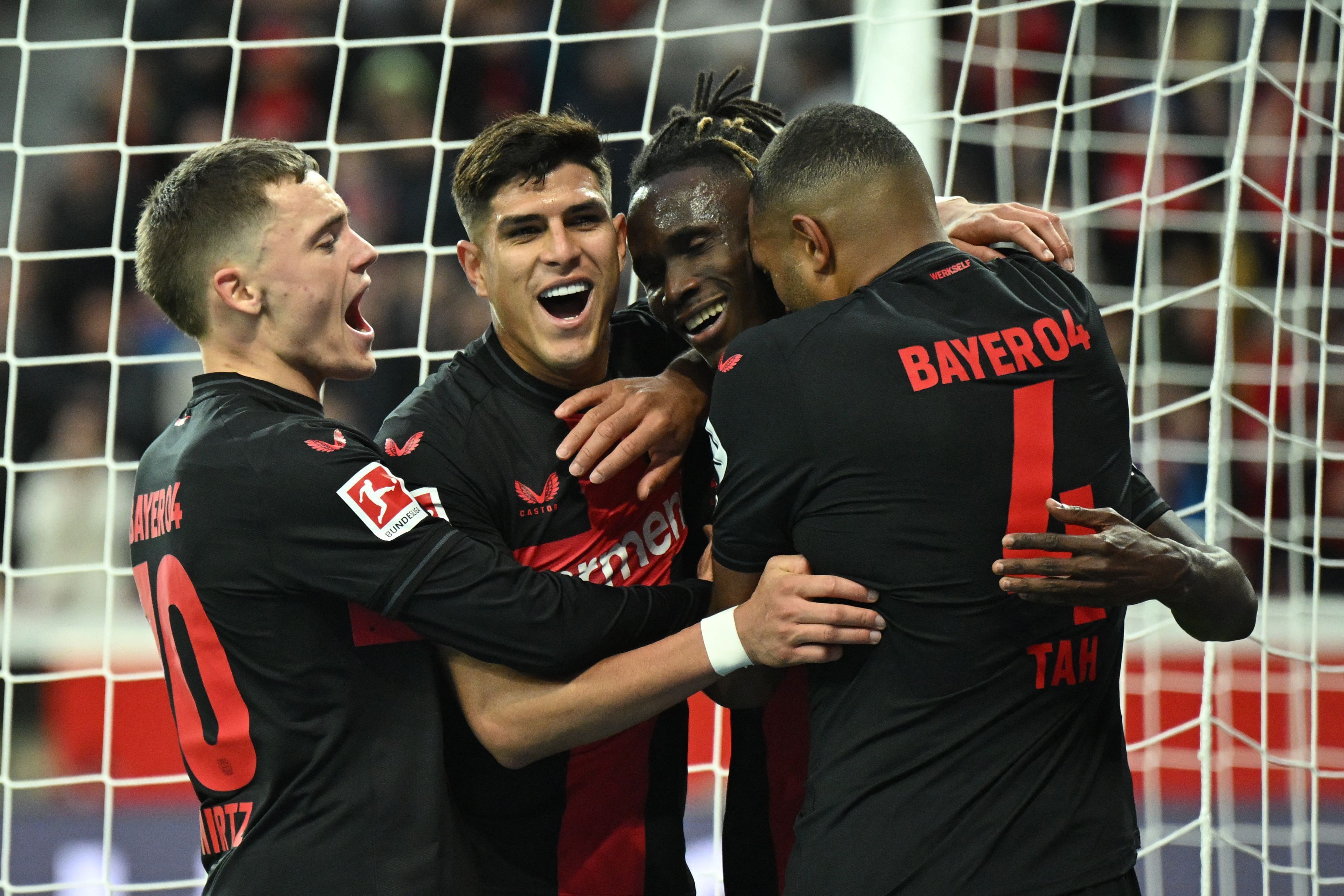 Bayer Leverkusens Verteidiger Odilon Kossounou (m.r.) bejubelt mit seinen Teamkollegen das 2:0 gegen Union Berlin.