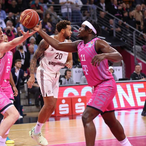 Im Kampf um den Ball packen mit Thomas Kennedy und Brian Fobbs gleich zwei Bonner zu.