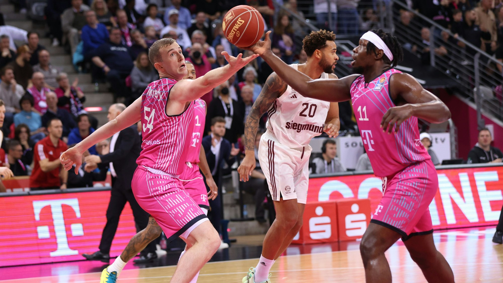 Im Kampf um den Ball packen mit Thomas Kennedy und Brian Fobbs gleich zwei Bonner zu.