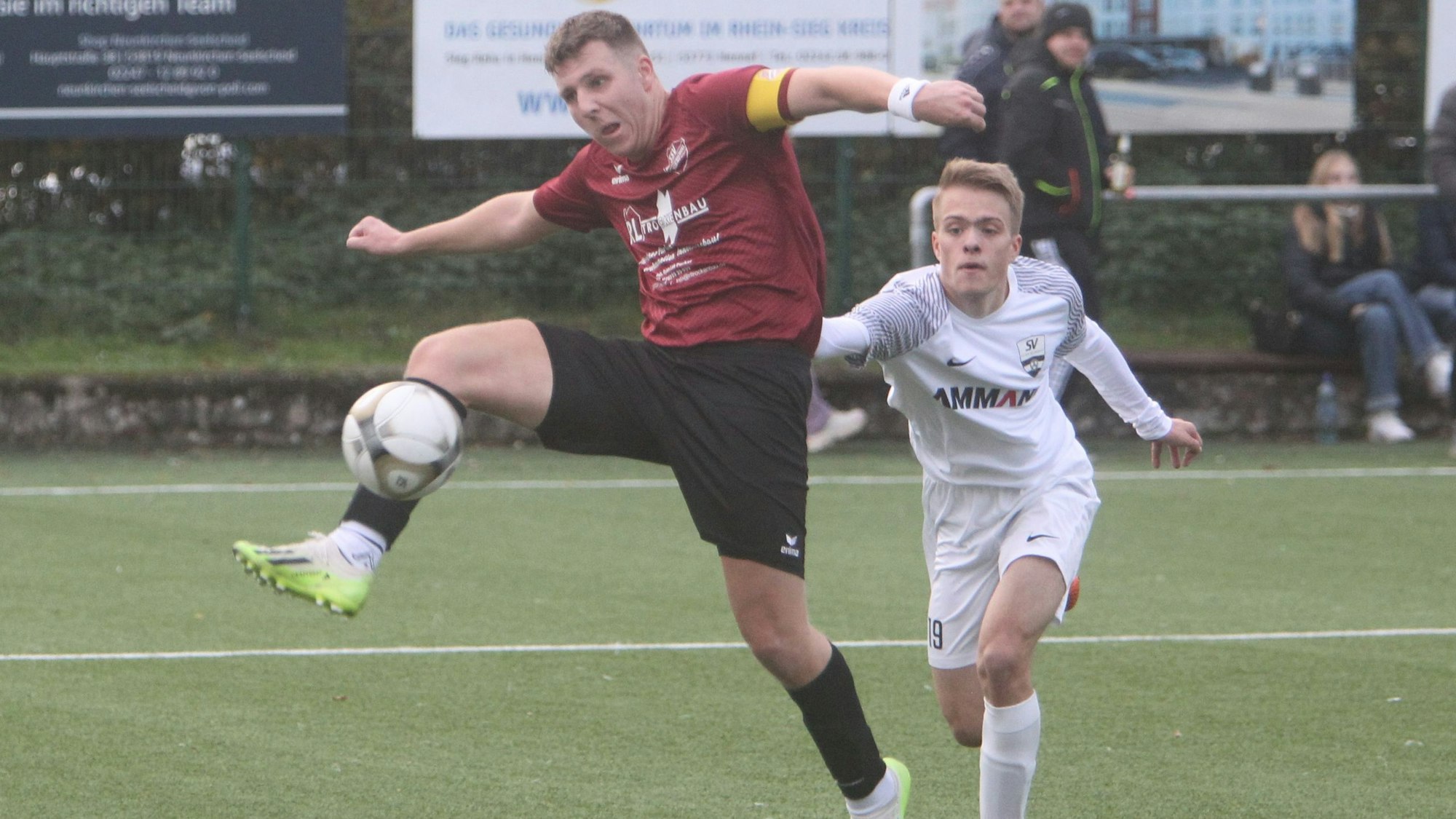 Oliver Becker (links) und der SSV Happerschoß empfangen Umutspor um ihren Ex-Coach Essi Zamani.