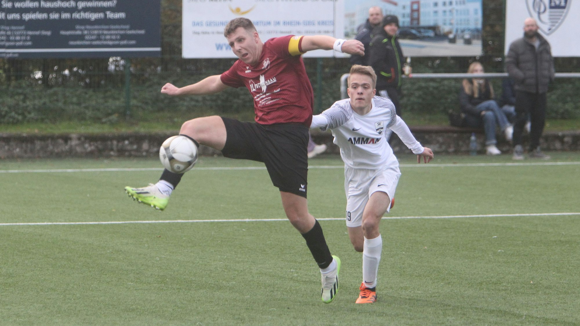 Schenken sich nichts: Oliver Becker (links) vom SSV Happerschoß und Cedric Pirotte vom SV Allner-Bödingen.