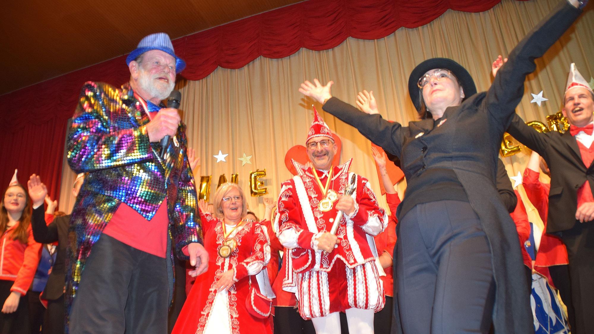 Witterschlicks Ortsvorsteher Knut Kiesewetter (links) und Alfters 2. stellvertretende Bürgermeisterin Jeanette Schroerlücke (rechts) hoben Prinzessin Gine I. und Prinz Georg I. auf den Narrenthron von Volmershoven-Heidgen. Foto: Frank Engel-Strebel