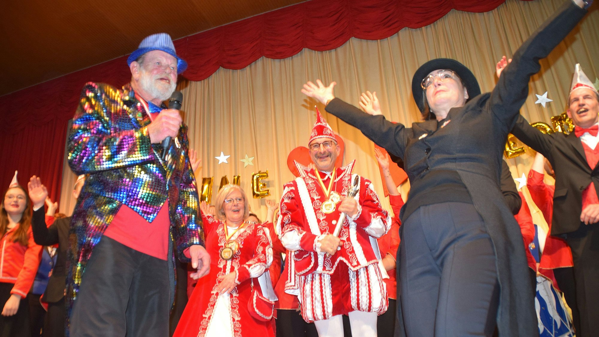 Witterschlicks Ortsvorsteher Knut Kiesewetter (links) und Alfters 2. stellvertretende Bürgermeisterin Jeanette Schroerlücke (rechts) hoben Prinzessin Gine I. und Prinz Georg I. auf den Narrenthron von Volmershoven-Heidgen. Foto: Frank Engel-Strebel