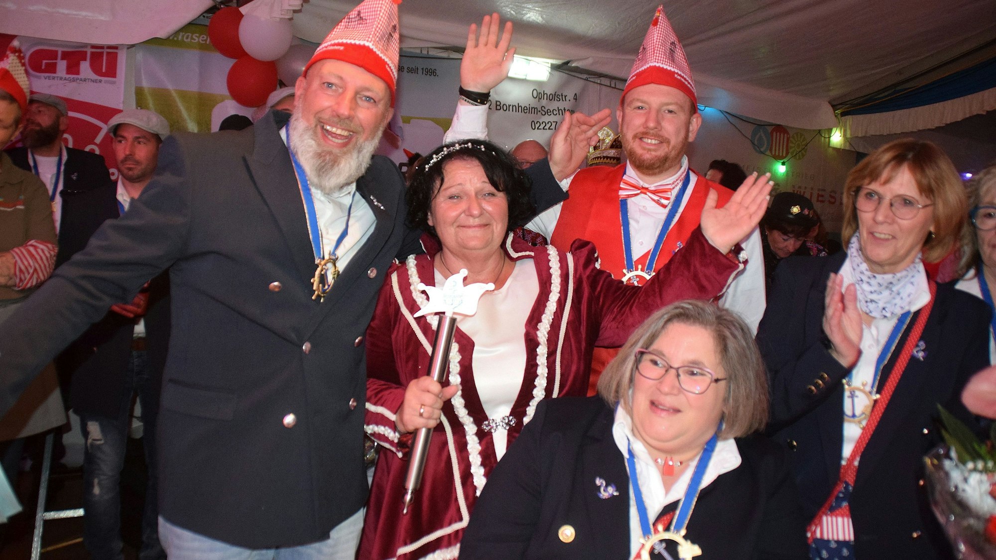 12- November 2023. Bornheim-Hemmerich/Rösberg: Stolz und gerührt nahm Prinzessin Renate I. an der Seites ihres Mannes Mario (links) die Insignien der Macht entgegen. Foto: Frank Engel-Strebel