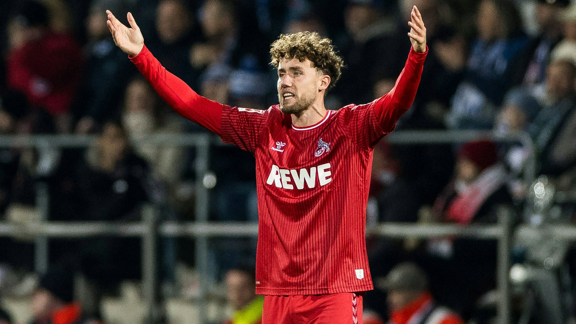 1. Fussball Bundesliga, VfL Bochum - 1. FC Koeln 11.11.2023 Luca Waldschmidt 1. FC Koeln, 9 mit erhobenen Haenden.