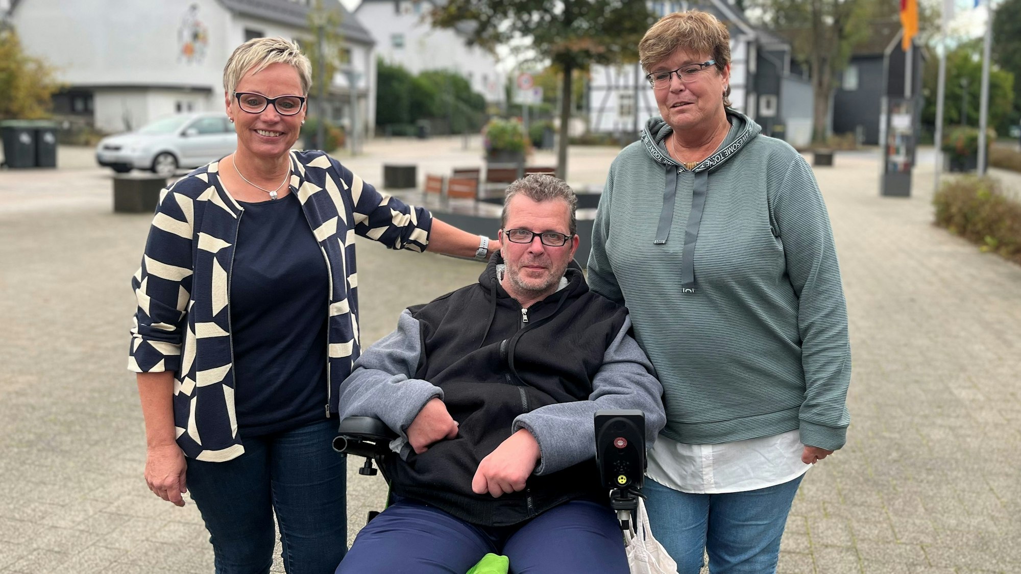 Engelsstift-Leiterin Dorothea Simon-Karschti, Bewohner Andreas Härtl und Petra Dehn (Leitung Sozialer Dienst).