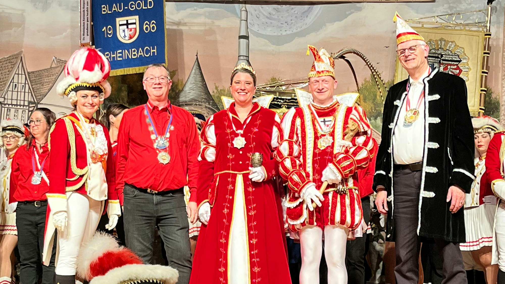 Bei der Proklamation (v.l.) Astrid Faßbender, Chefadjutant Jörg Nawrath, Prinzessin Tanja I, Prinz Sven I und Bürgermeister Ludger Banken.