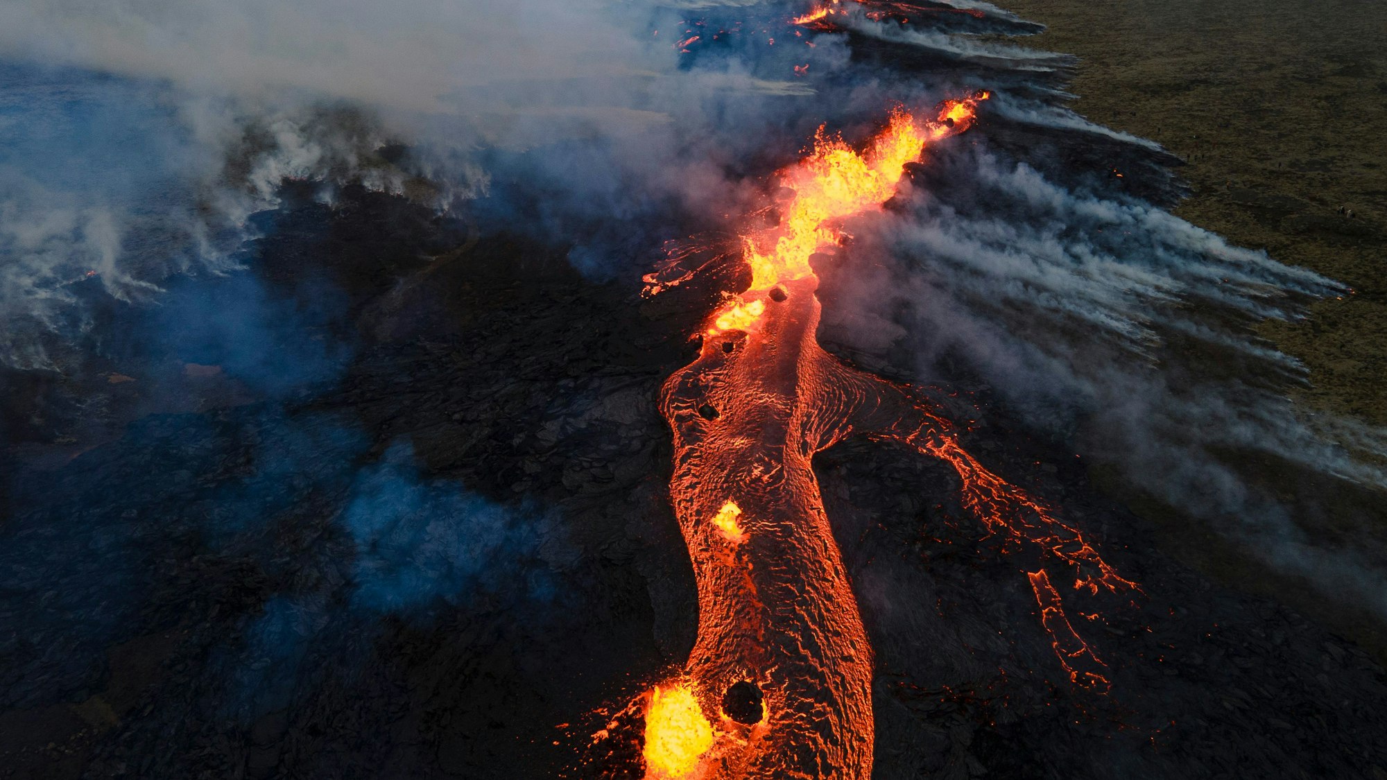 Eine Drohnenaufnahme zeigt einen ausgebrochenen Magmatunnel auf der Reykjanes-Halbinsel auf Island. Die heiße Lava läuft mehrere Berghänge hinab. (Archivbild)