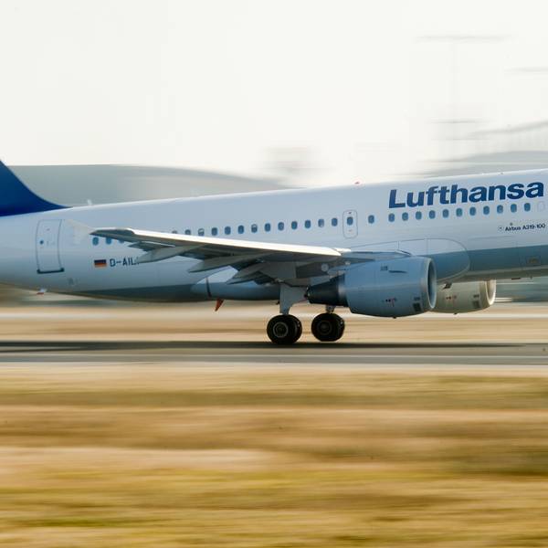Ein Airbus A319 der deutschen Fluggesellschaft Lufthansa kurz vor der Landung auf einem Rollfeld. Die Maschine funkte wenige Meter über dem Boden „Mayday“. (Symbolbild)
