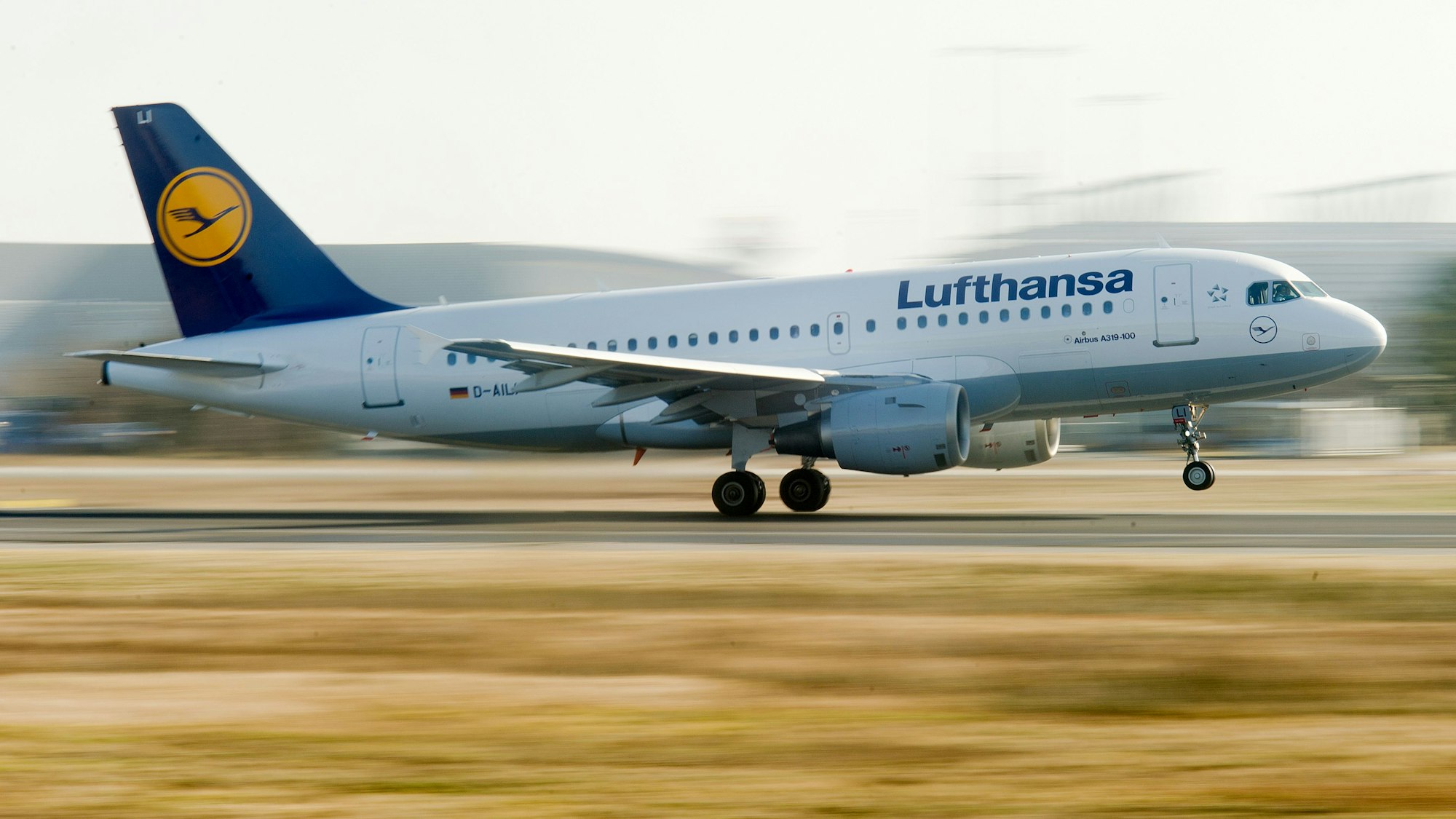 Ein Airbus A319 der deutschen Fluggesellschaft Lufthansa startet am Flughafen Frankfurt.