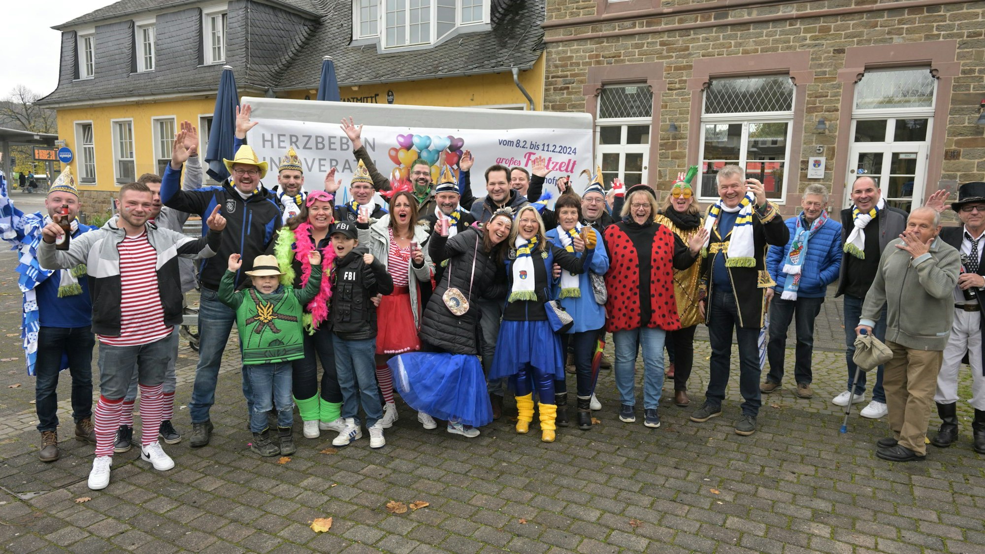 Feiernde Jecke stehen auf dem Bahnhofplatz in Overath.