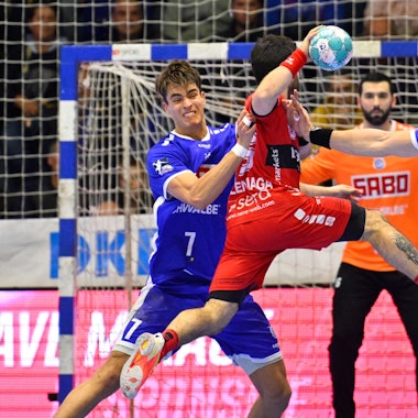 Vor Torhüter Tibor Ivanisevic stoppen die Abwehrspieler Julian Köster und Stepan Zeman den Melsunger Erik Balenciaga.