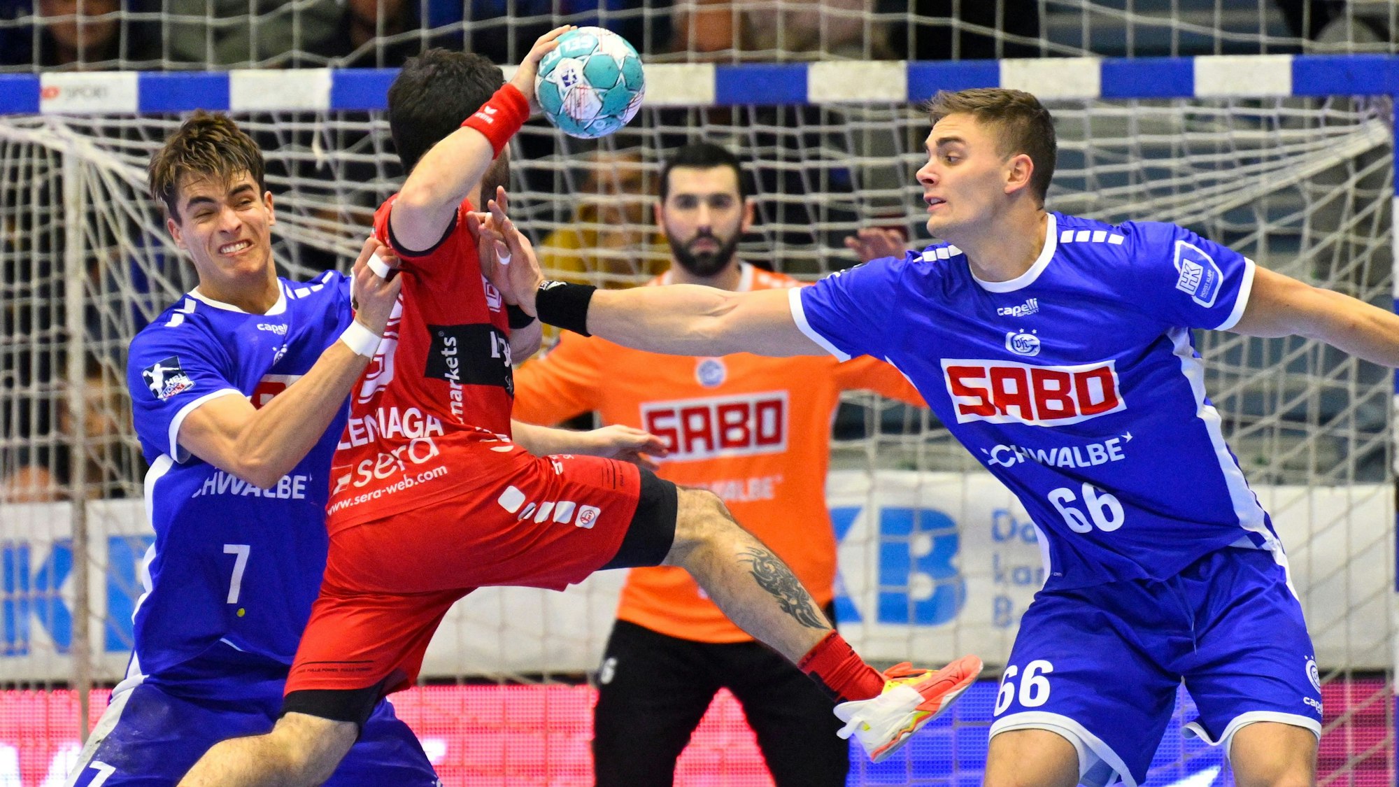 Vor Torhüter Tibor Ivanisevic stoppen die Abwehrspieler Julian Köster und Stepan Zeman den Melsunger Erik Balenciaga.