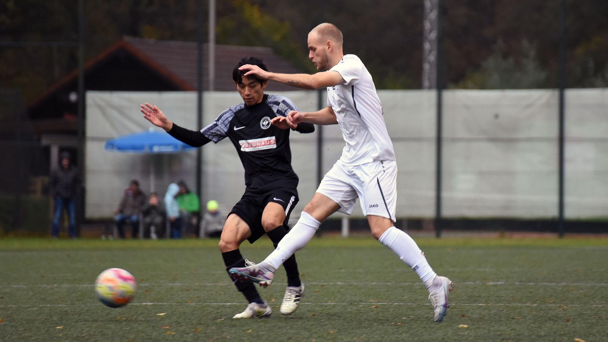 Hohkeppels Spieler Dino BIsanovic hat sich den Ball vorgelegt.