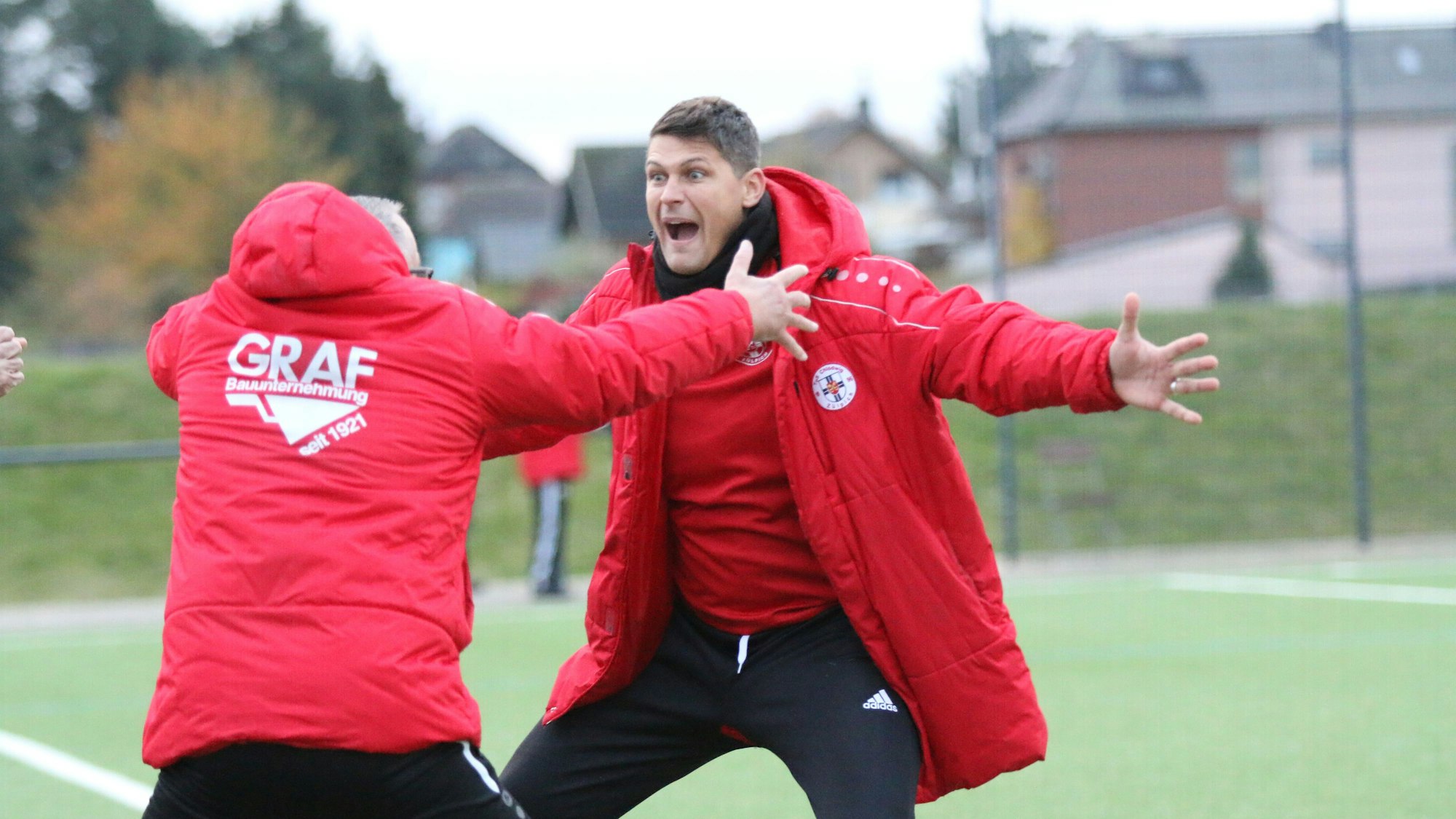 David Sasse und sein Co-Trainer Frank Müller fallen sich nach einem Tor ihrer Mannschaft jubelnd in die Arme.