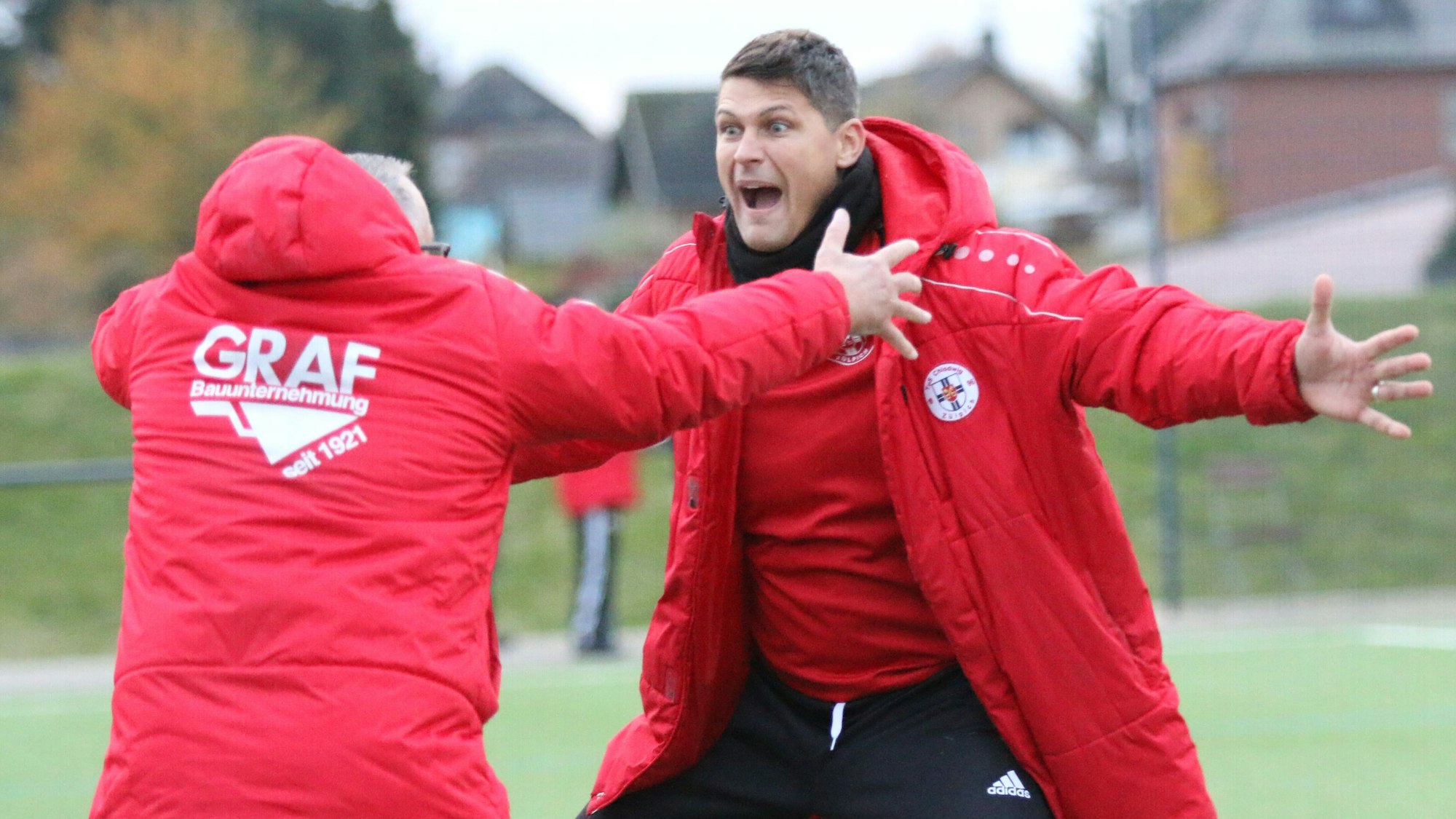 Mit ausgebreiteten Armen, Jubelschrei auf den Lippen und aufgerissenen Augen jubelt Zülpichs Trainer David Sasse.