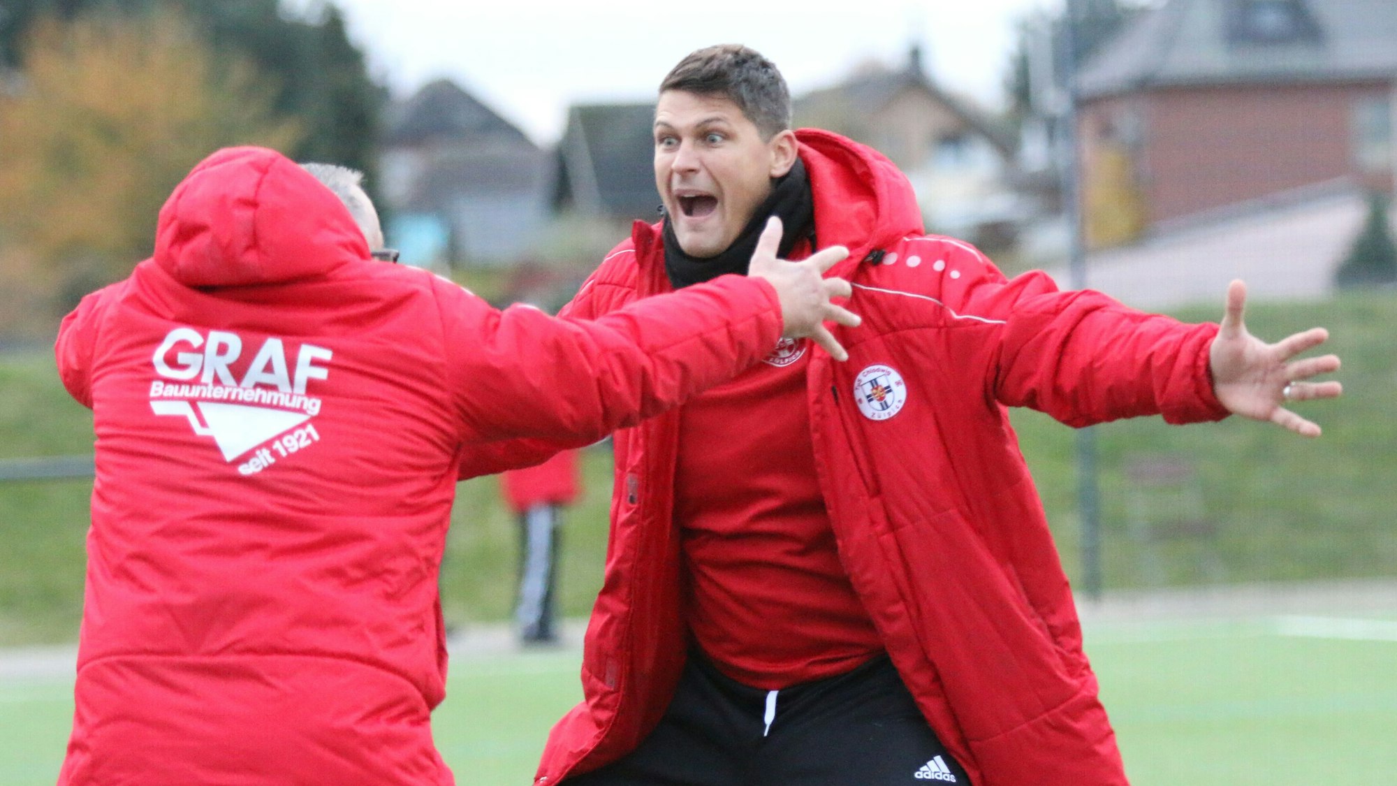 Zülpichs Coach David Sasse und sein Co-Trainer Frank Müller feiern ein Tor ihres Teams.
