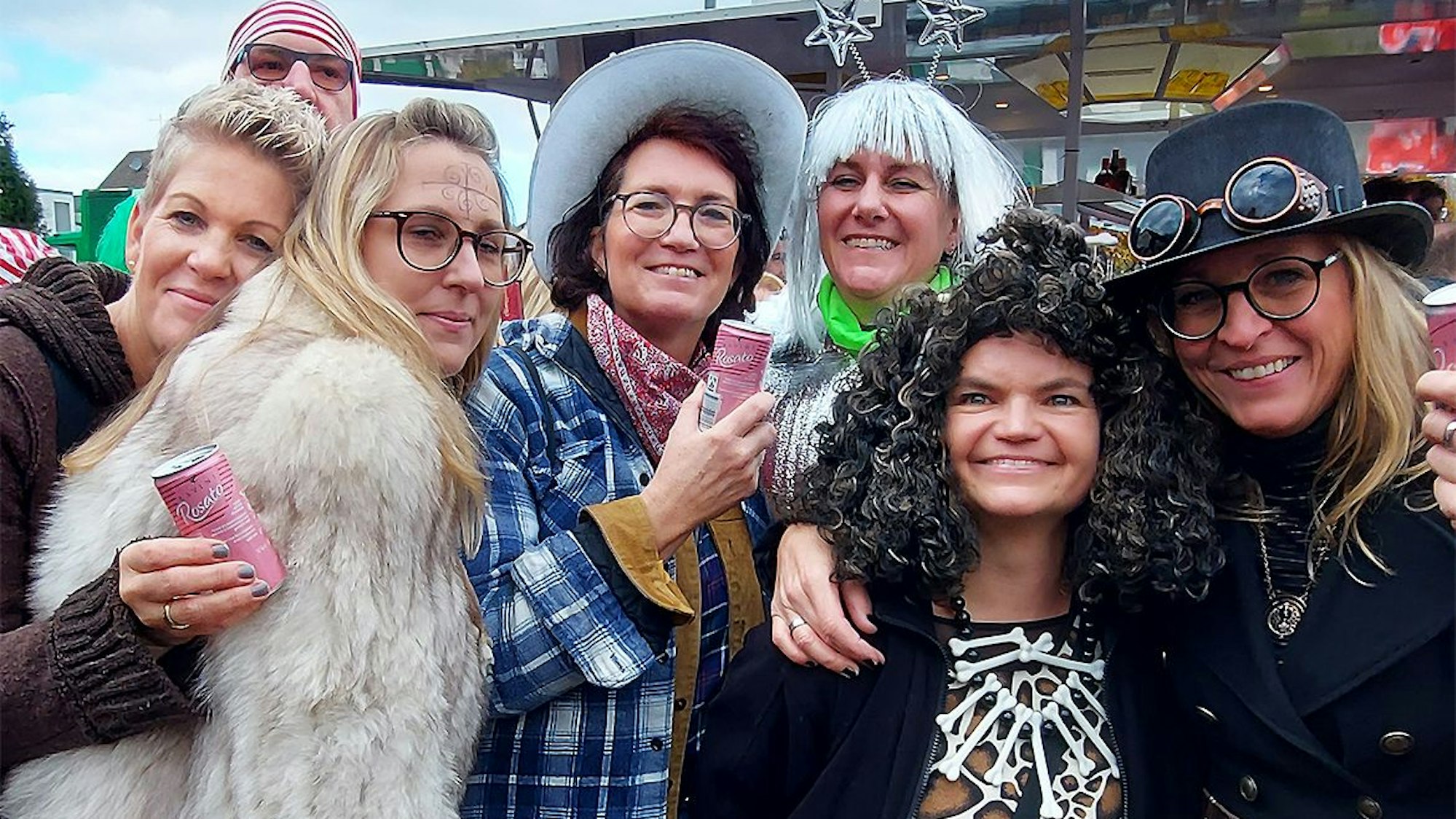 Kostümierte Besucherinnen des Sessionsauftakts in Mechernich.