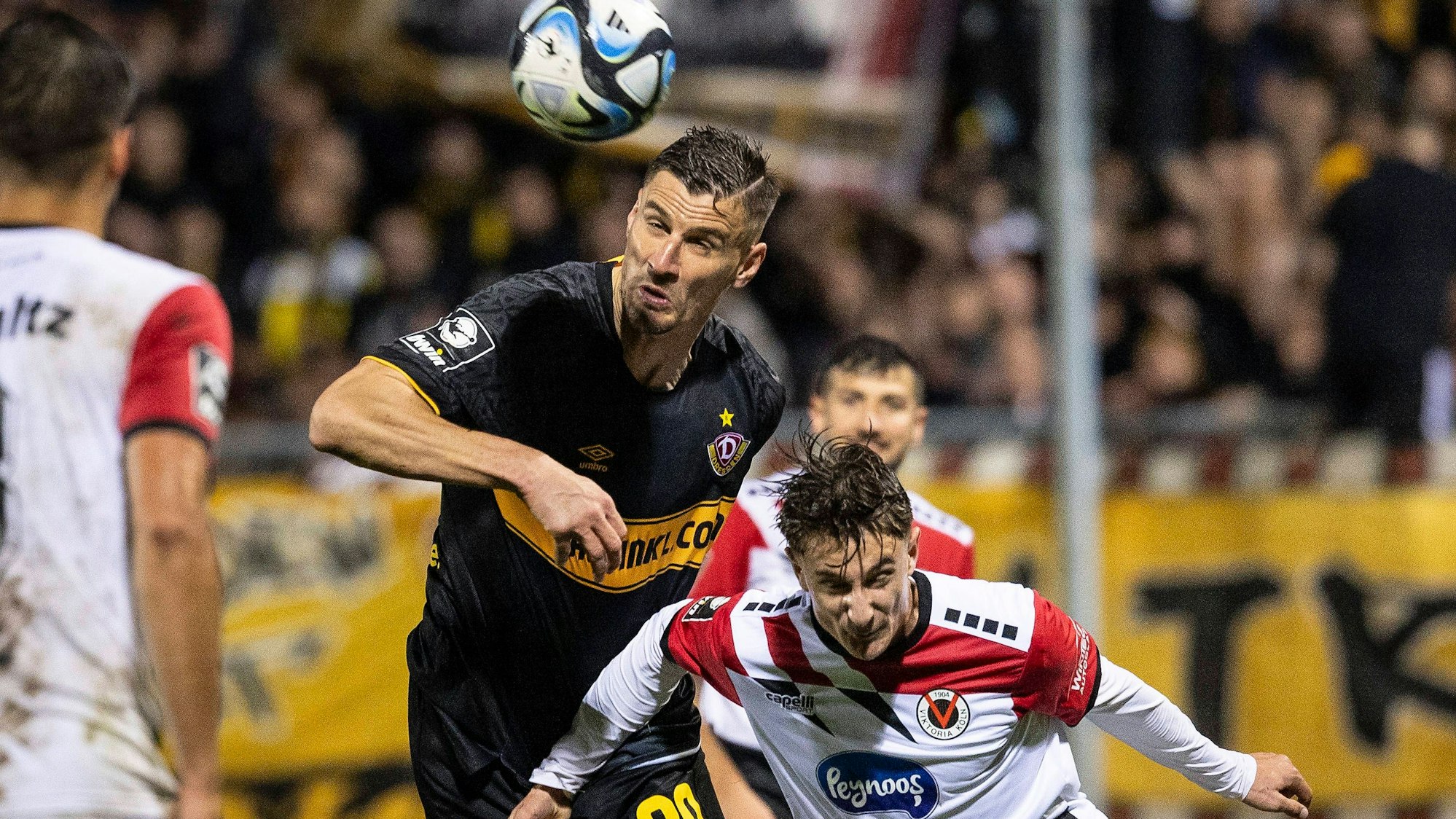 DFL3, FC Viktoria Koeln - Dynamo Dresden Stefan Kutschke Dynamo Dresden, 30 mit dem Kopfball, Jonah Sticker FC Viktoria Koeln, 33, Michael Schultz FC Viktoria Koeln, 3 DFL3, FC Viktoria Koeln - Dynamo Dresden 15. Spieltag am 10.11.2023 im Sportpark Hoehenberg in Koeln. DFL REGULATIONS PROHIBIT ANY USE OF PHOTOGRAPHS AS IMAGE SEQUENCES AND/OR QUASI-VIDEO. *** DFL3, FC Viktoria Koeln Dynamo Dresden Stefan Kutschke Dynamo Dresden, 30 with the header, Jonah Sticker FC Viktoria Koeln, 33 , Michael Schultz FC Viktoria Koeln, 3 DFL3, FC Viktoria Koeln Dynamo Dresden 15 Matchday on 10 11 2023 at Sportpark Hoehenberg in Koeln DFL REGULATIONS PROHIBIT ANY USE OF PHOTOGRAPHS AS IMAGE SEQUENCES AND OR QUASI VIDEO Copyright: xBEAUTIFULxSPORTS/AxelxKohringx