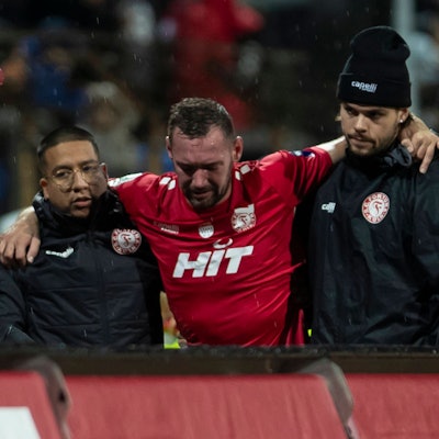 Maik Kegel wird gestützt vom Feld begleitet.