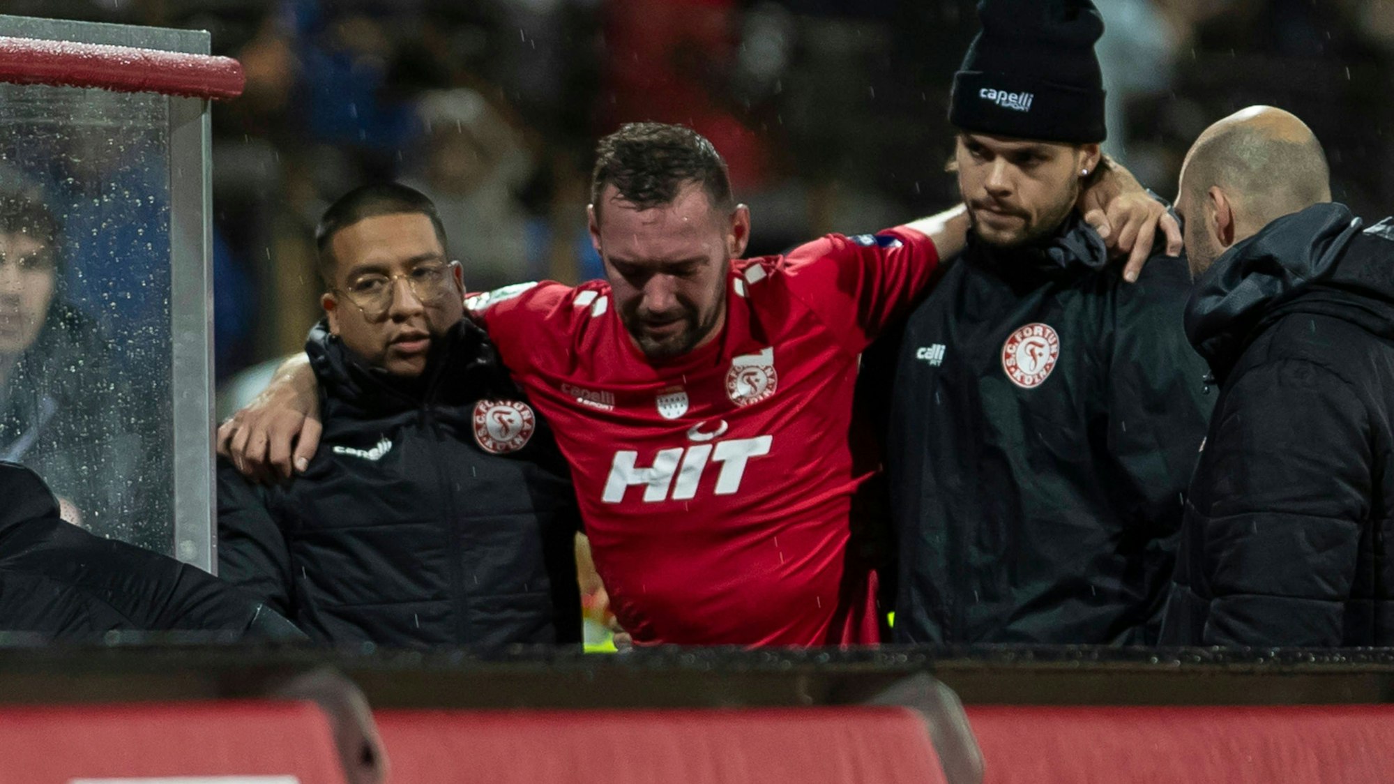 Maik Kegel wird gestützt vom Feld begleitet.