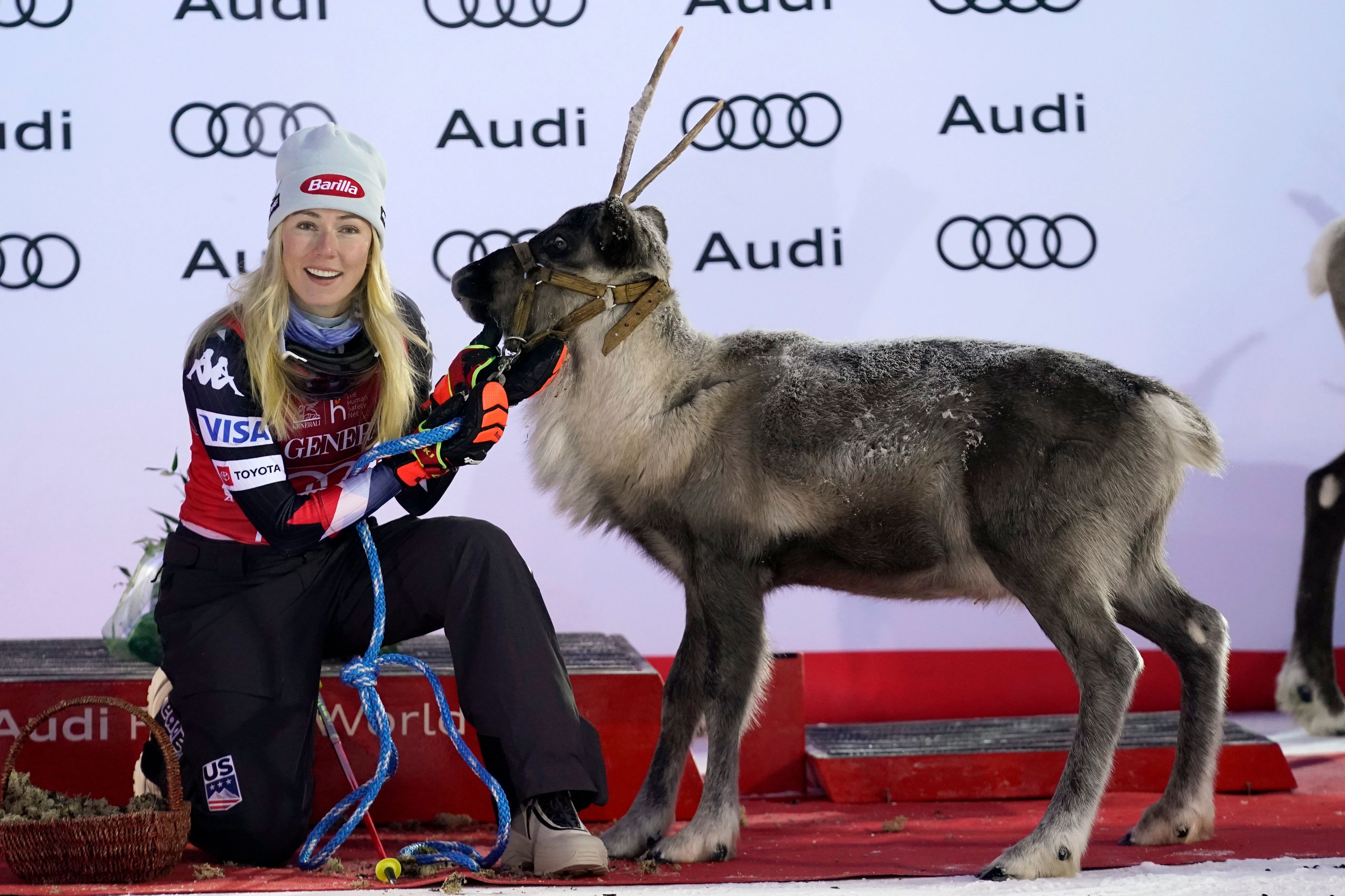 Mikaela Shiffrin, Siegerin aus den USA, erhält nach ihrem Sieg  ein Rentier.
