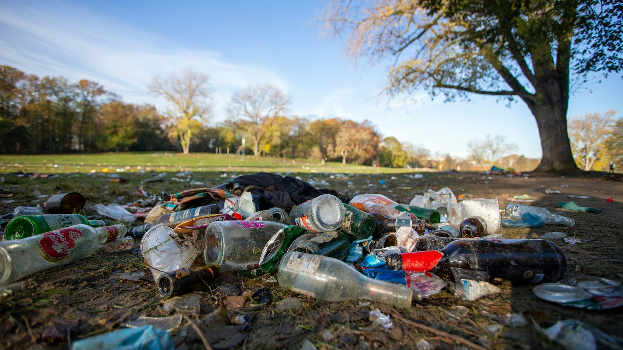 Der Hiroshima-Nagasaki-Park am Aachener Weiher war am Sonntagmorgen voller Müll.