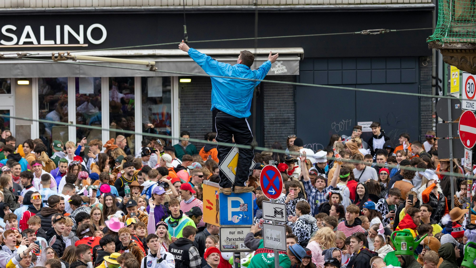 Tausende Jugendliche und junge Erwachsene feierten auf der Zülpicher Straße.