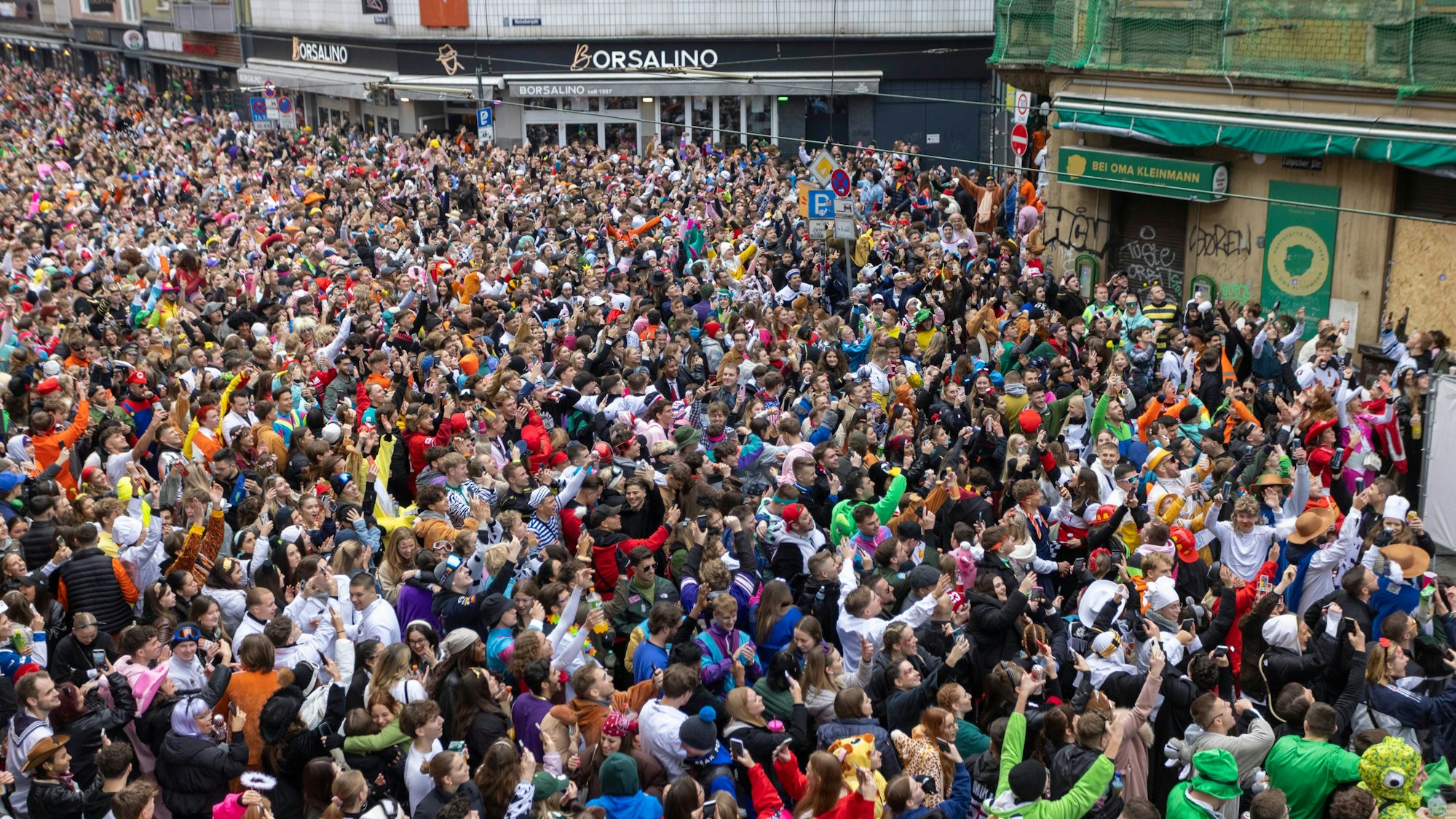 So feierten die meist jungen Menschen am Elften Elften auf der Zülpicher Straße.