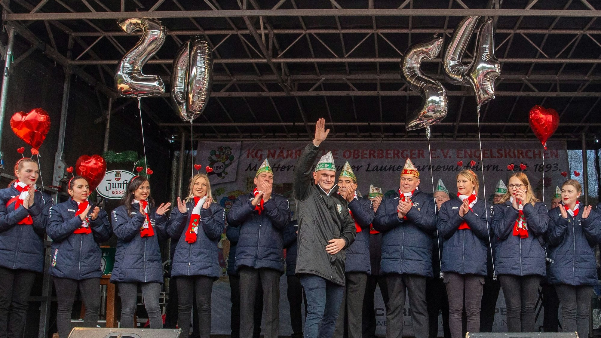 Mehrere Vereinsvertreter einer Karnevalsgesellschaft stehen auf einer Bühne.