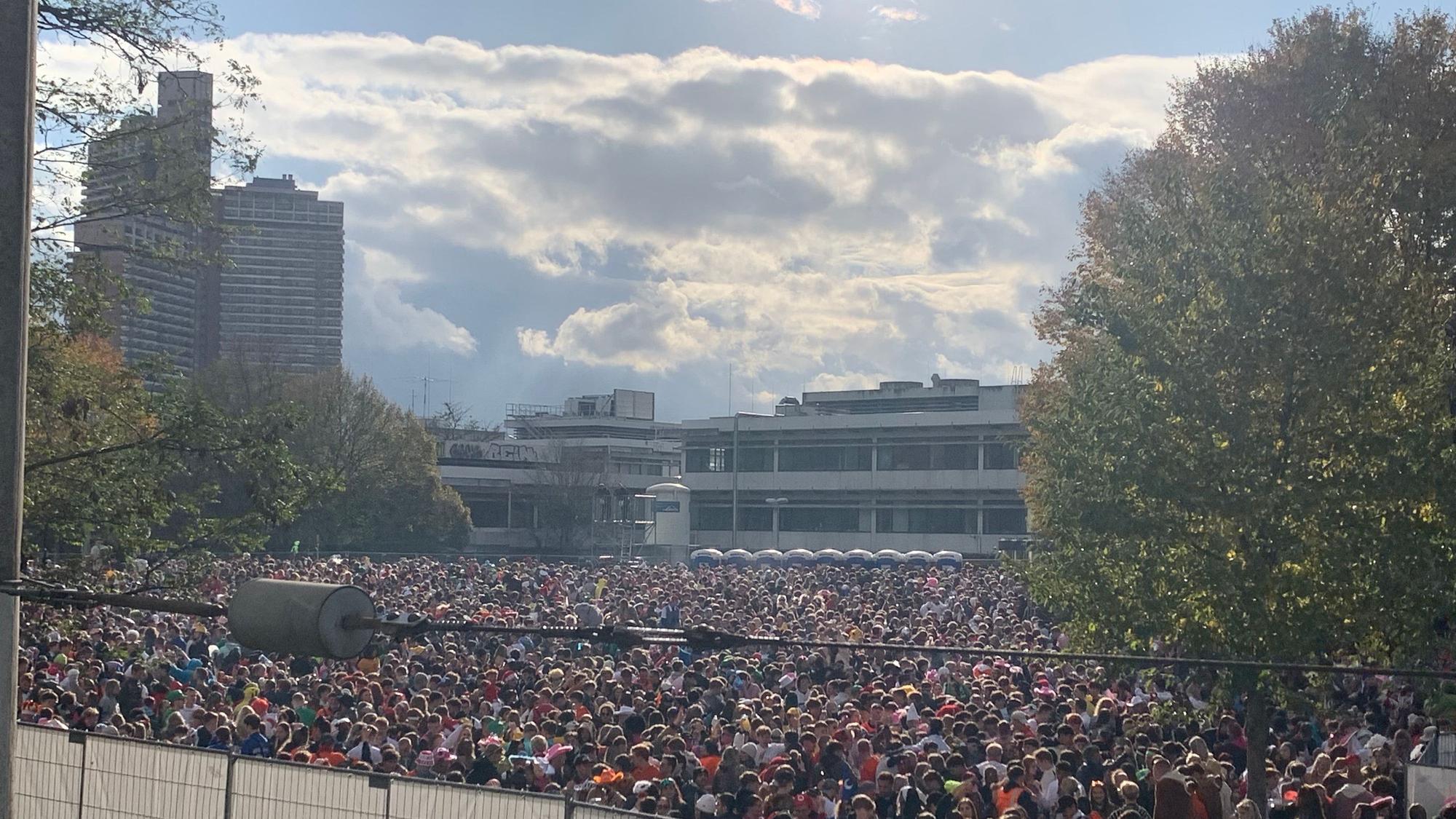 Rund 50.000 Menschen feierten den Sessionsauftakt auf der Ausweichfläche an den Uniwiesen. Die Stadt hatte die Wiese mit Schutzplatten auslegen lassenn.