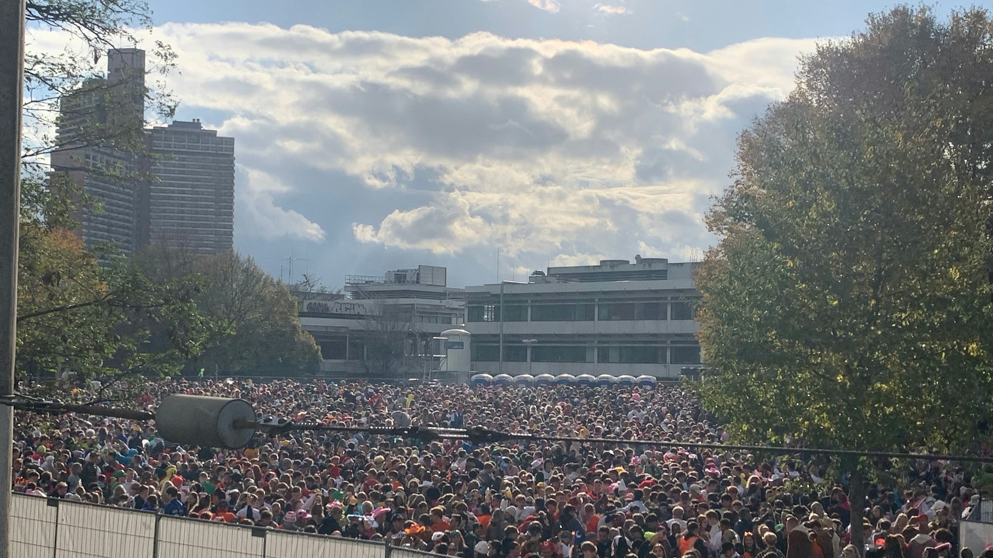 Rund 50.000 Menschen feierten den Sessionsauftakt auf der Ausweichfläche an den Uniwiesen. Die Stadt hatte die Wiese mit Schutzplatten auslegen lassenn.