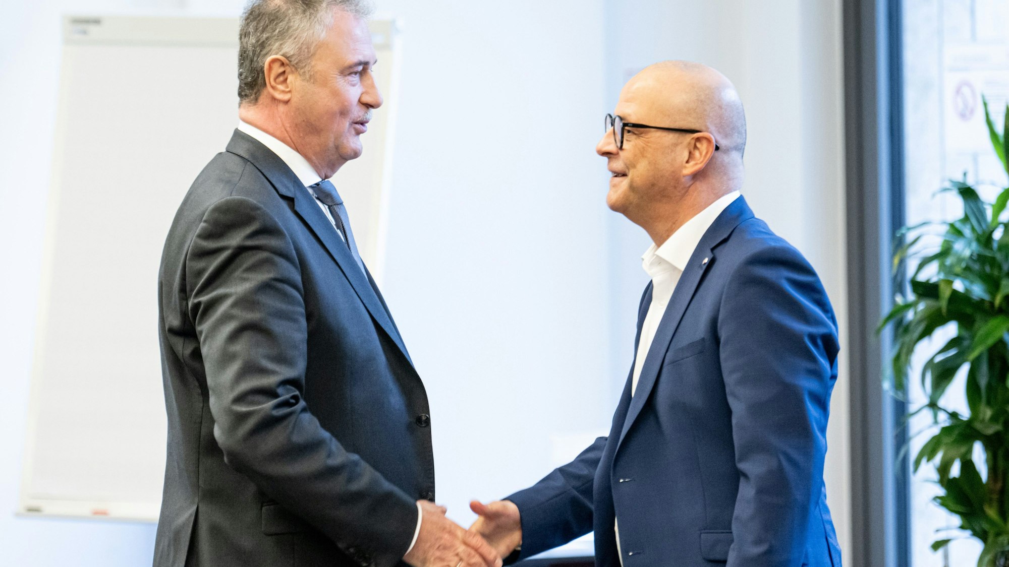 Start der Tarifverhandlungen in Hannover: Bahn-Personalvorstand Martin Seiler (r.) trifft GDL-Chef Claus Weselsky.