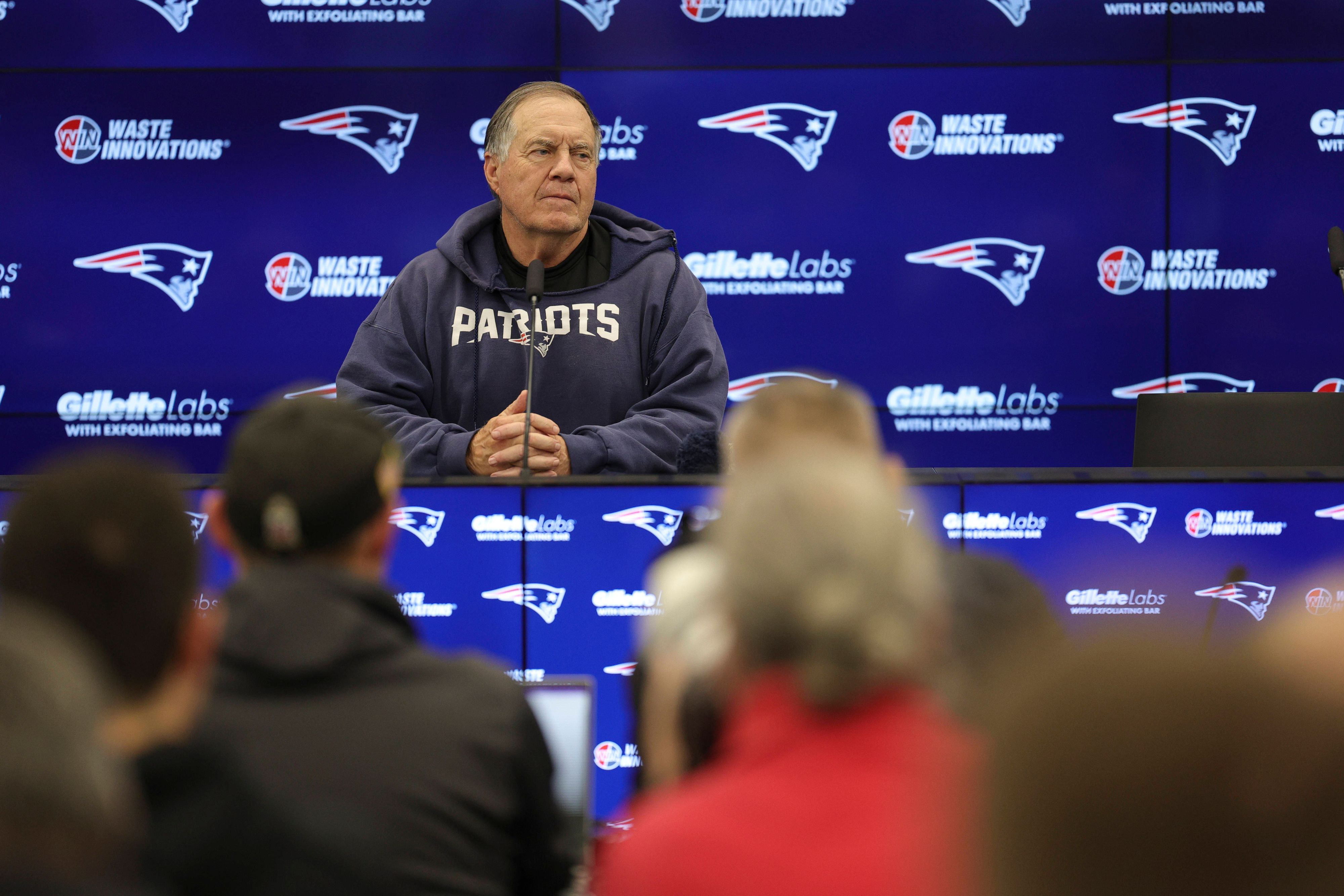 Den vollen Pressesaal im Frankfurter Fußball-Stadion vor sich antwortete Belichick beinahe im Stakkato-Stil auf die Fragen der Journalisten.