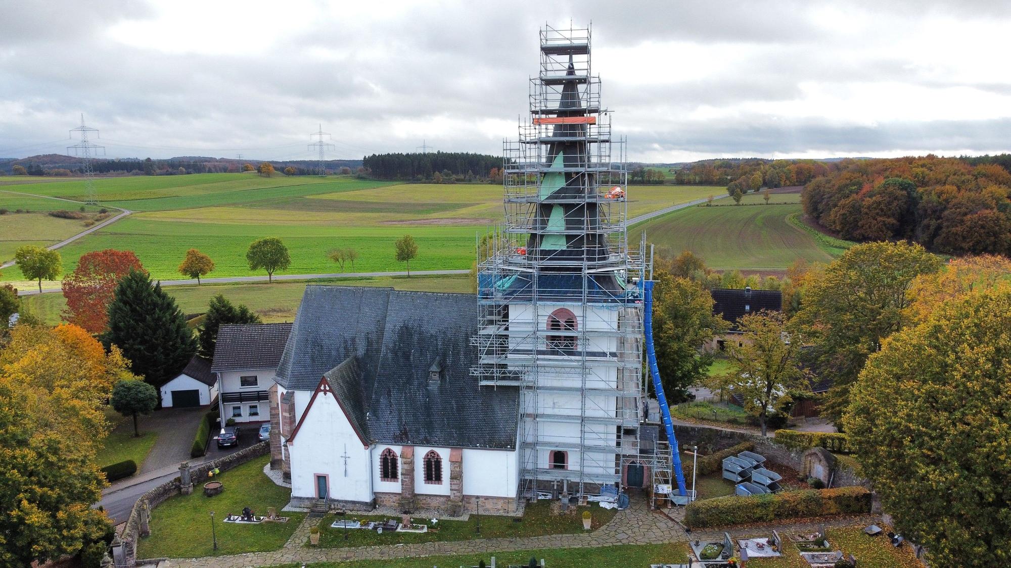 Zu sehen ist die Dotteler Kirche mit eingerüstetem Turm.